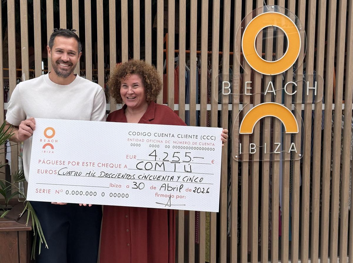 Entrega del cheque solidario a la Asociación COM TÚ, de 4.255 euros.