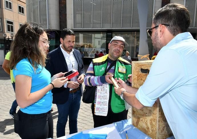 08/10/2019 TELDE. Héctor Suárez, alcalde de Telde y el concejal de Medioambiente, Álvaro Monzón, se suman a una inicitiava de Vitandent y Terracycle para sustiruir los tardicionales cepillos de dientes de plástico por otros elaborados con bambú. Fotógrafa: YAIZA SOCORRO.  | 08/10/2019 | Fotógrafo: Yaiza Socorro