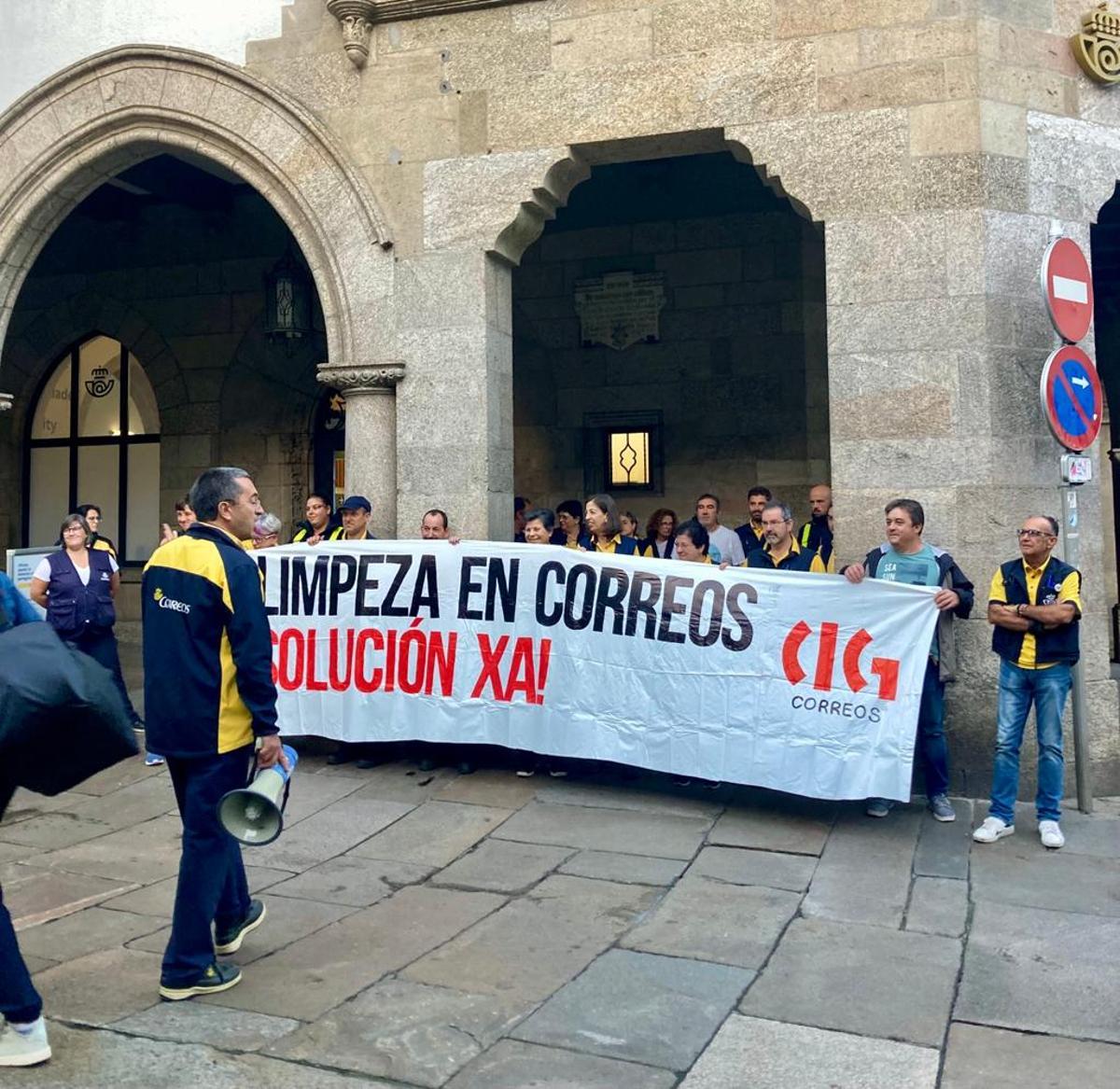 Protesta de los trabajadores de Correos frente a la oficina de la rúa do Franco