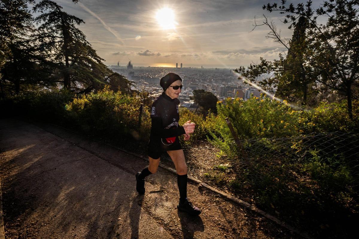 Mary Palmer, una mujer de 80 años, que cada día ve salir el sol desde el parque del Putxet.