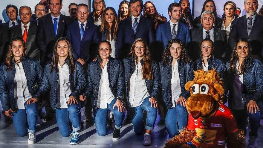 Las chicas de la selección de balonmano posan con el presidente del CSD, Lete Lasa.