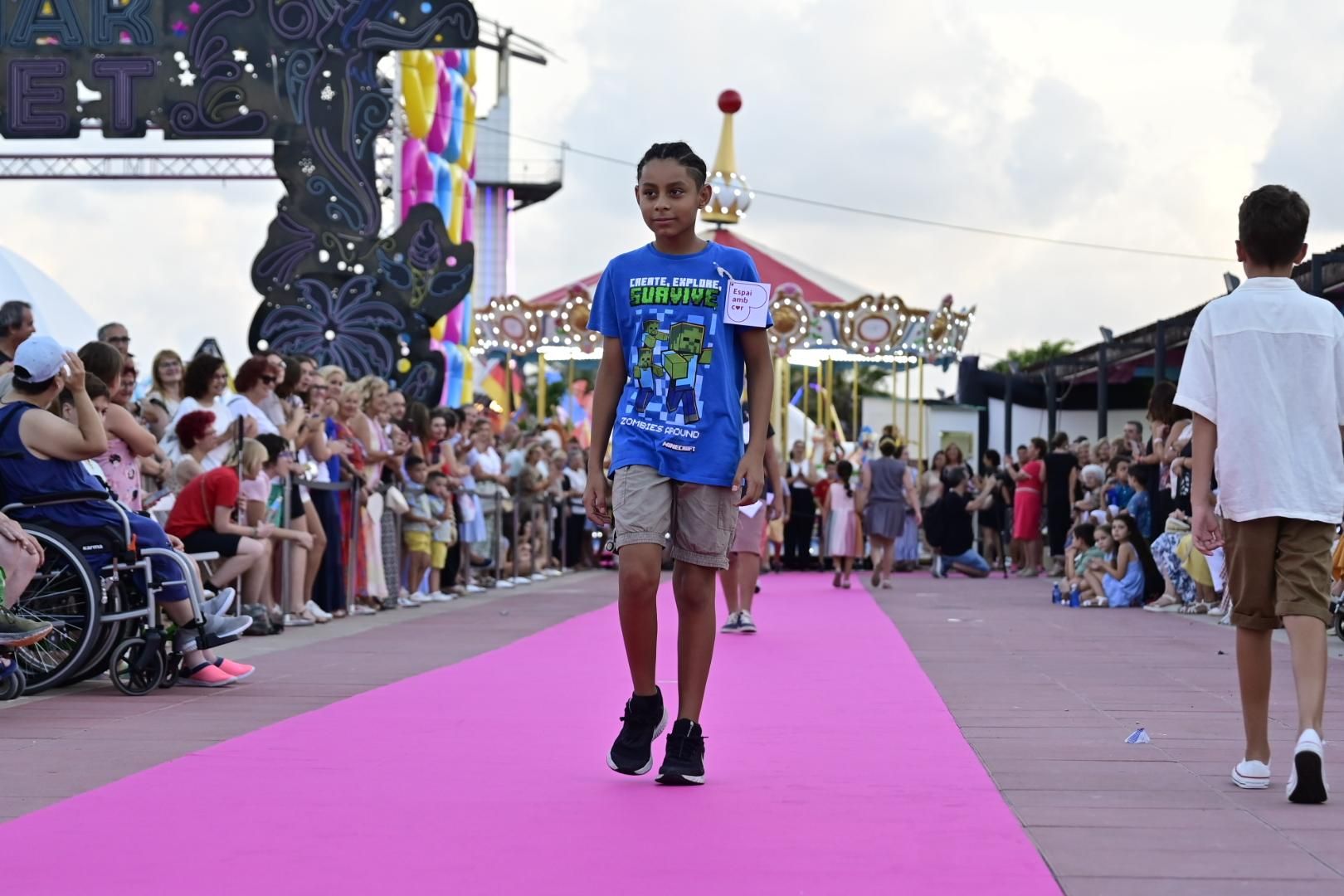 El Moll de Costa se viste de moda con el desfile solidario de Cáritas