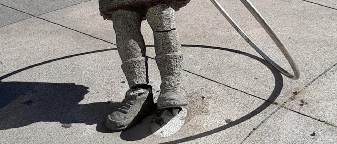 Escultura rota en la Fonte dos Nenos.