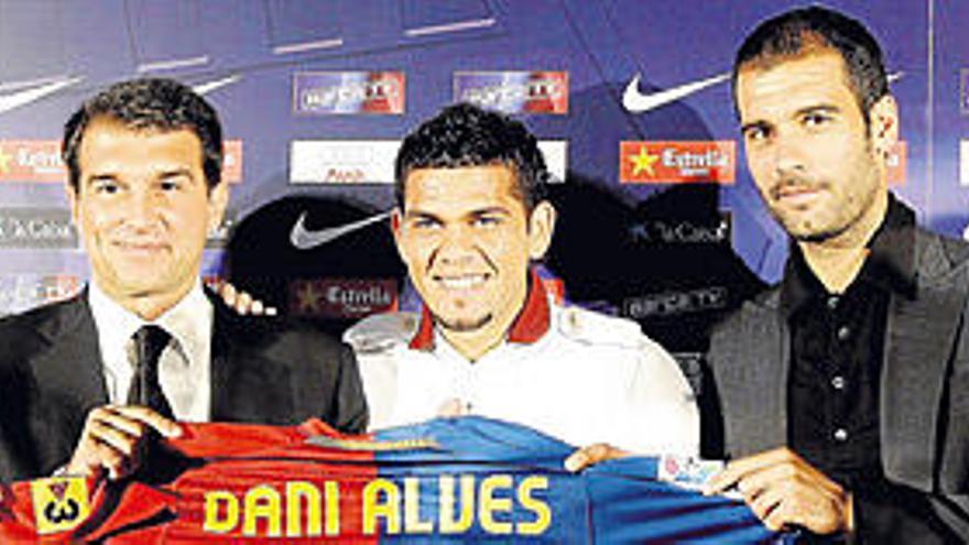 Laporta (izq.) y Guardiola (dcha.) presentan a Alves.