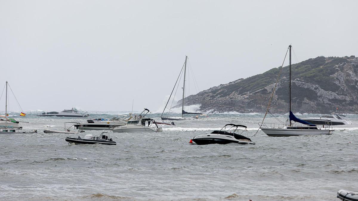 Barcos fondeados en la bahía de Talamanca durante el último temporal.