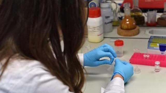 Una de las investigadoras prueba la eficacia del nuevo sistema.