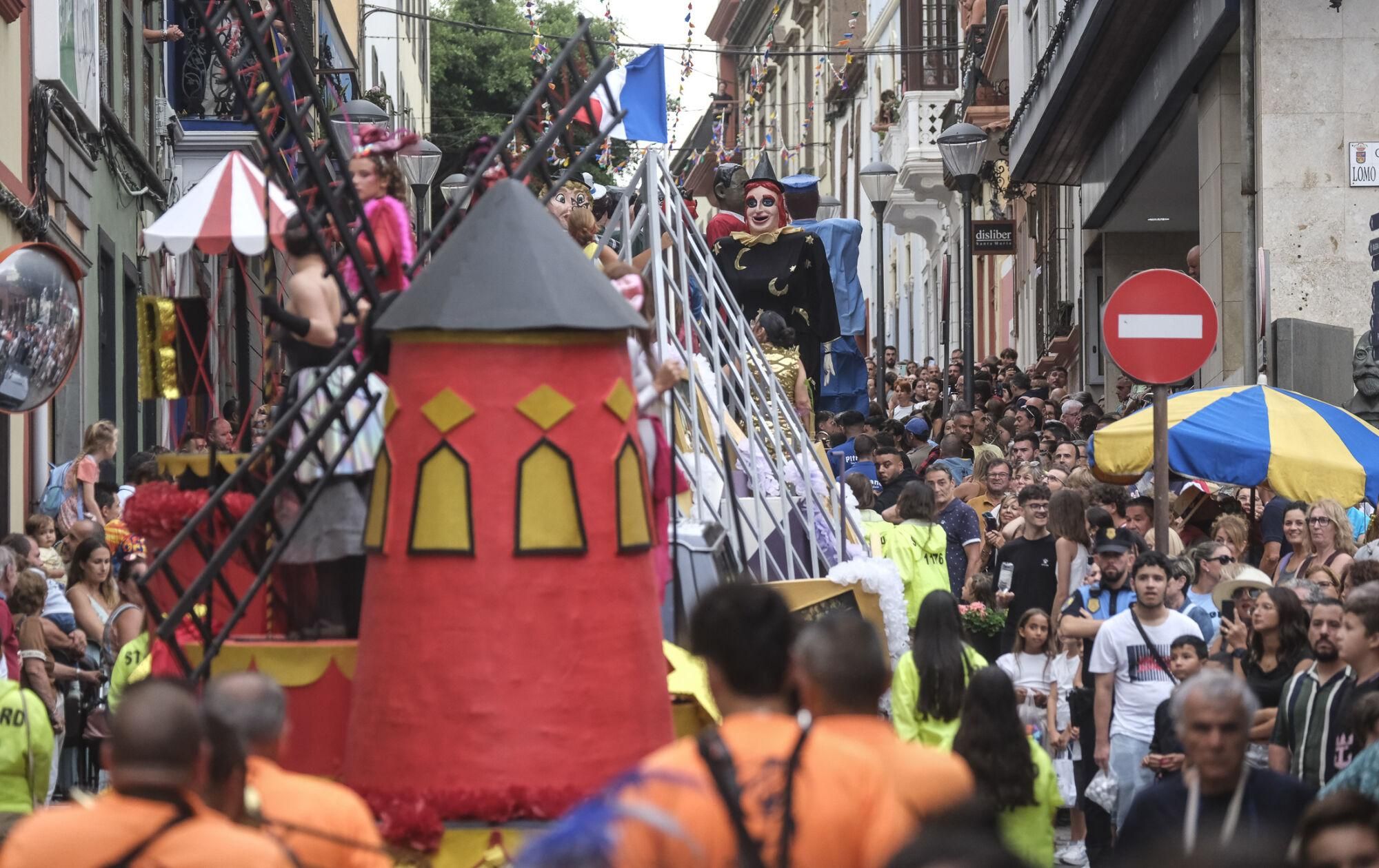 Batalla de flores en las Fiestas de la Virgen de Guíaa