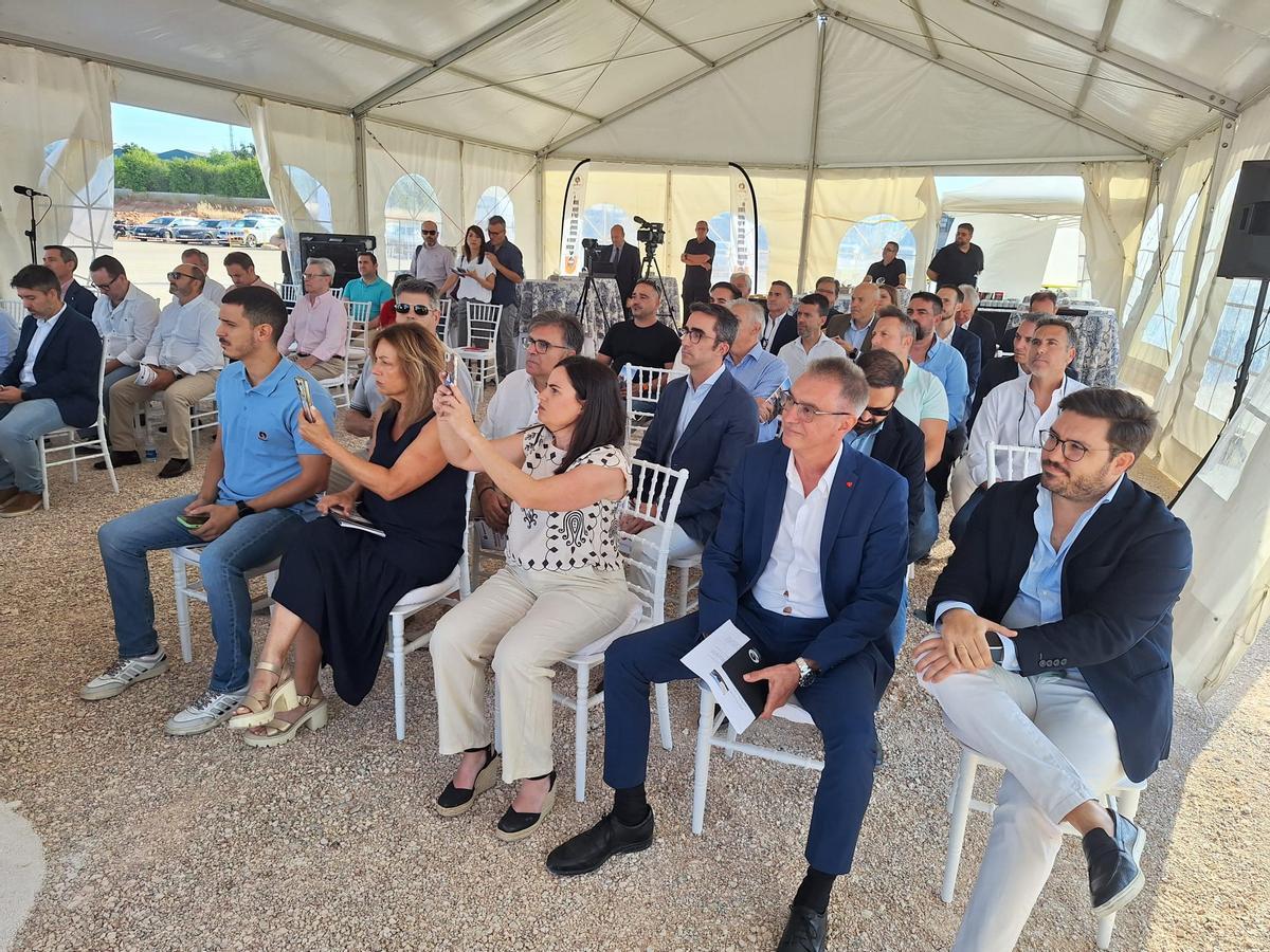 Un momento del acto celebrado en lo que será la nueva fábrica de Codimar en Puente Genil.