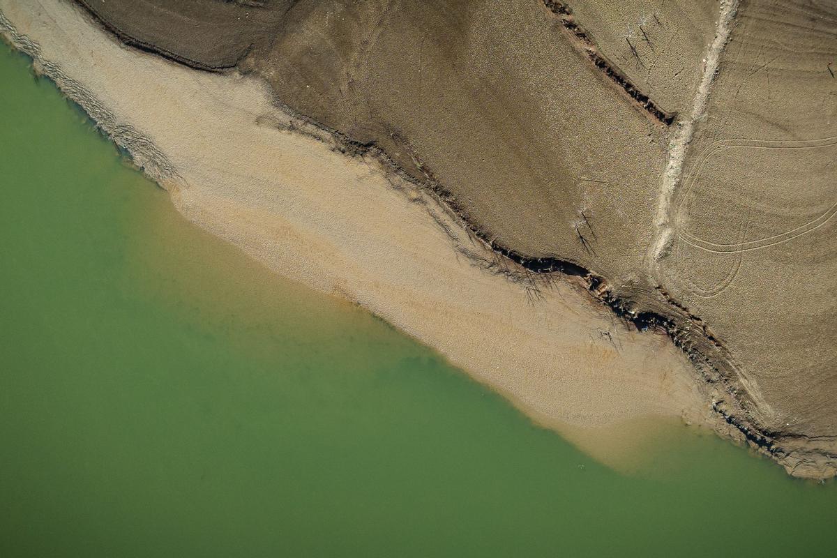 El pantano de Sau a vista de dron, con un 4,74% de agua y todas las edificaciones a la vista
