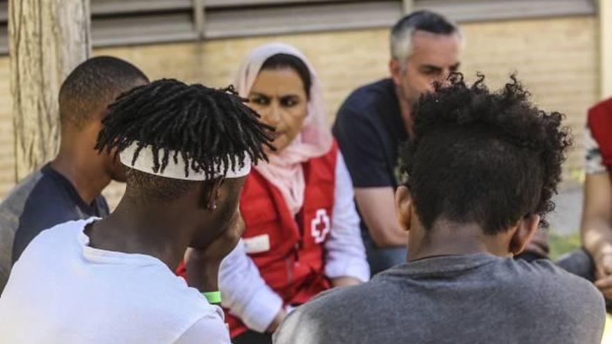 Los voluntarios de Cruz Roja se han convertido en un gran apoyo moral para los refugiados.