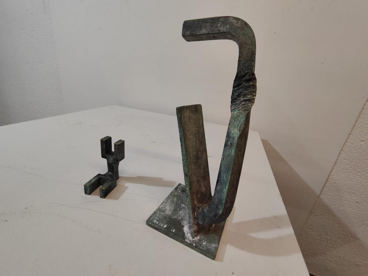 Dos de las piezas de escultura de Tirador.