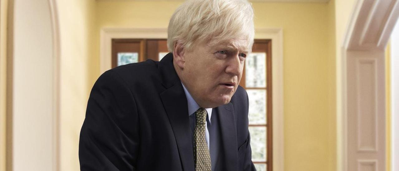 Kenneth Branagh caracterizado como Boris Johnson.