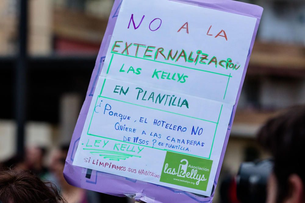 Multitudinaria manifestación contra la precariedad laboral en Benidorm