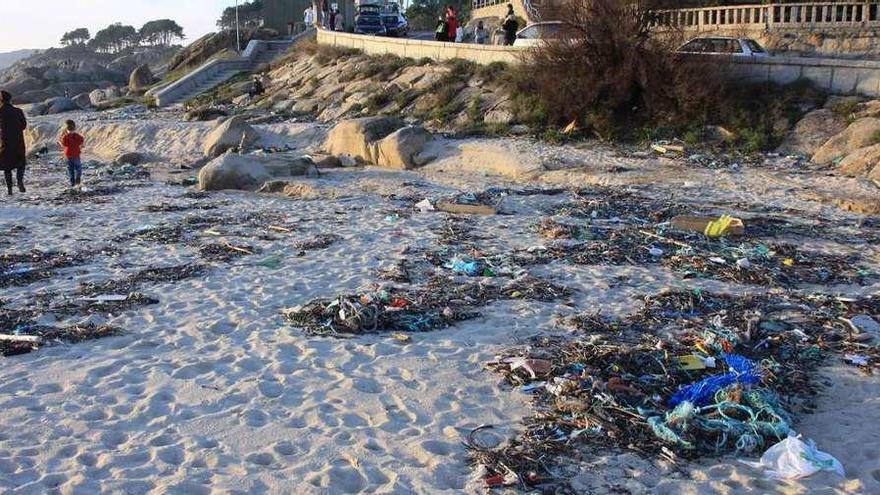 Diferentes restos acumulados sobre la arena en la playa de A Lanzada. // Muñiz