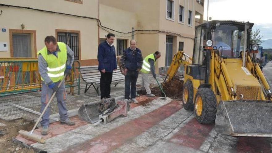 Vall d'Alba invierte 26.000 euros en arreglar las aceras de la avenida El Pas