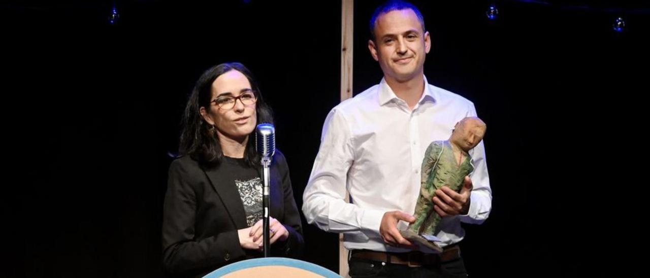 La presidenta de la BUMM y el director recogen el premio.   | // FDV