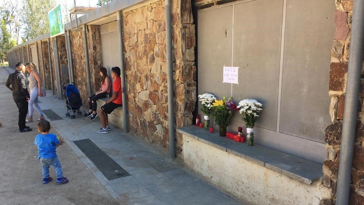 Velas y flores de duelo con el fallecimiento del hombre atropellado en L Hospitalet de Llobregat