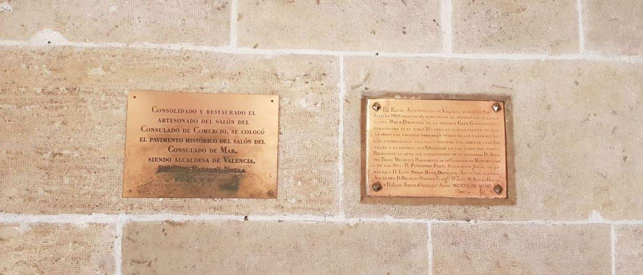 A la izquierda placa dedicada a Rita Barberá donde han rallado y borrado el nombre.