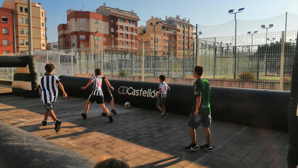 Los pequeños albinegros juegan partiditos en la previa del encuentro.