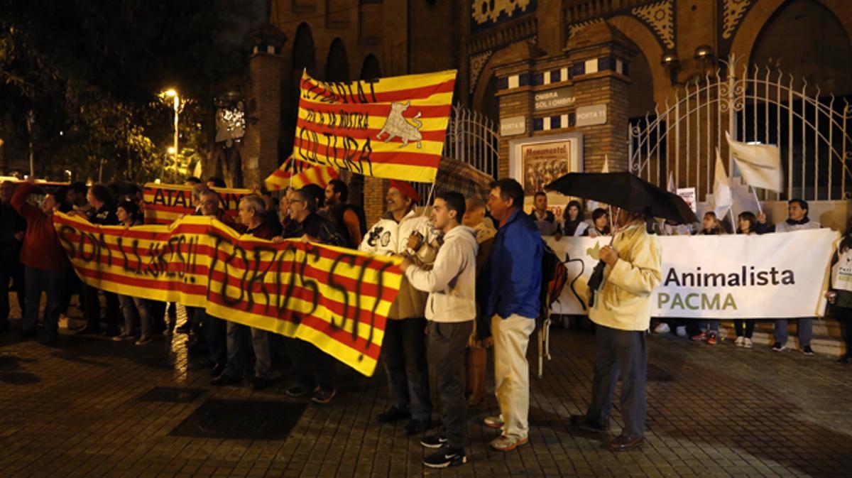 Taurinos y antitaurinos concentrados delante la Monumental.