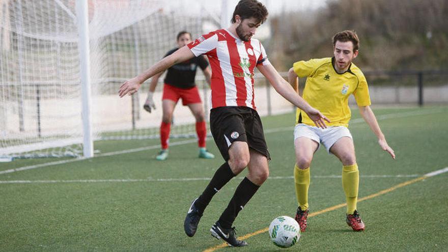 Un rojiblanco controla el balón ante un rival.