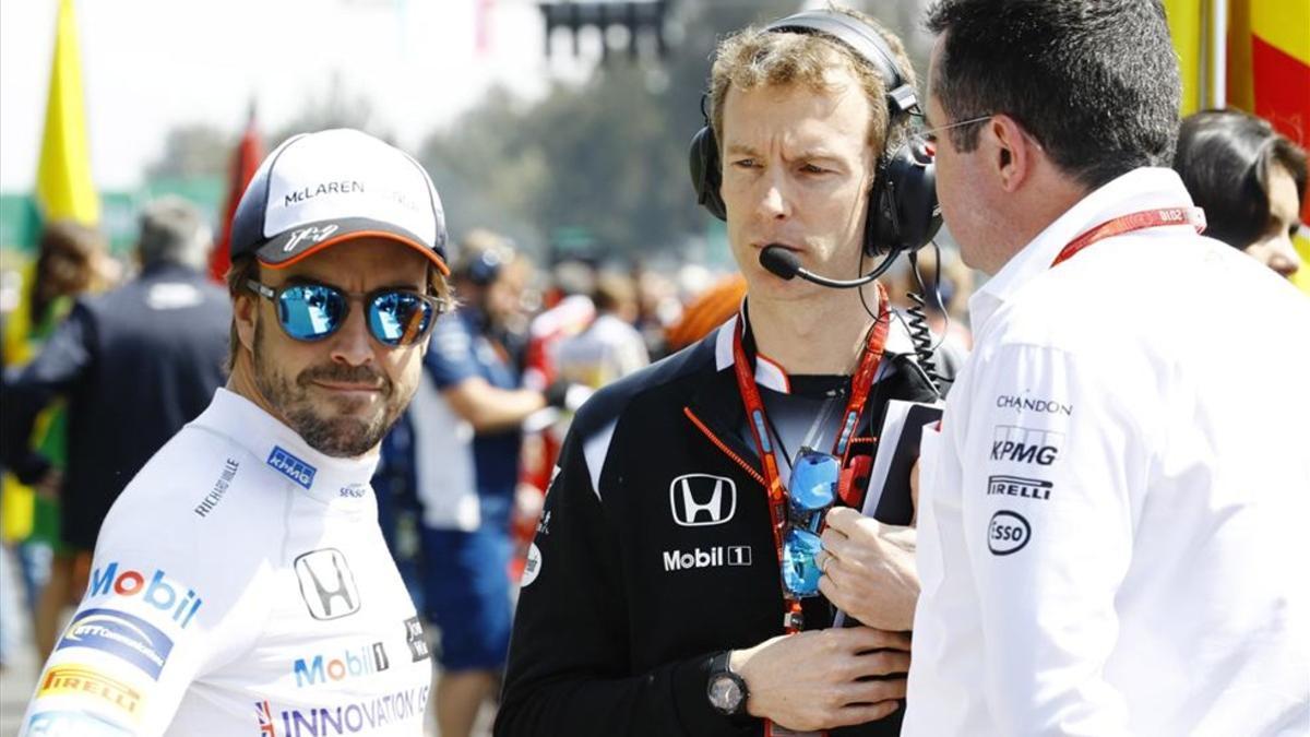 Alonso, junto a Eric Bouiller y su ingeniero de pista en una parrilla