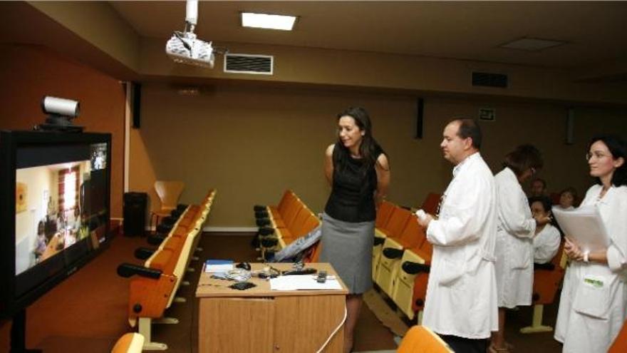 Un momento de la consulta, proyectado en una pantalla gigante en el hospital de Gandia.