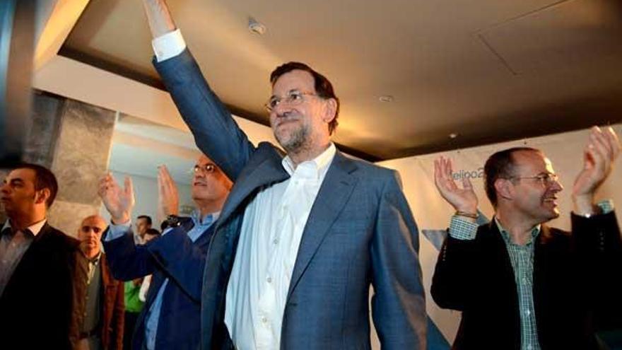 El presidente del Gobierno y del PP, Mariano Rajoy, junto al cabeza de lista de su partido por Ourense.