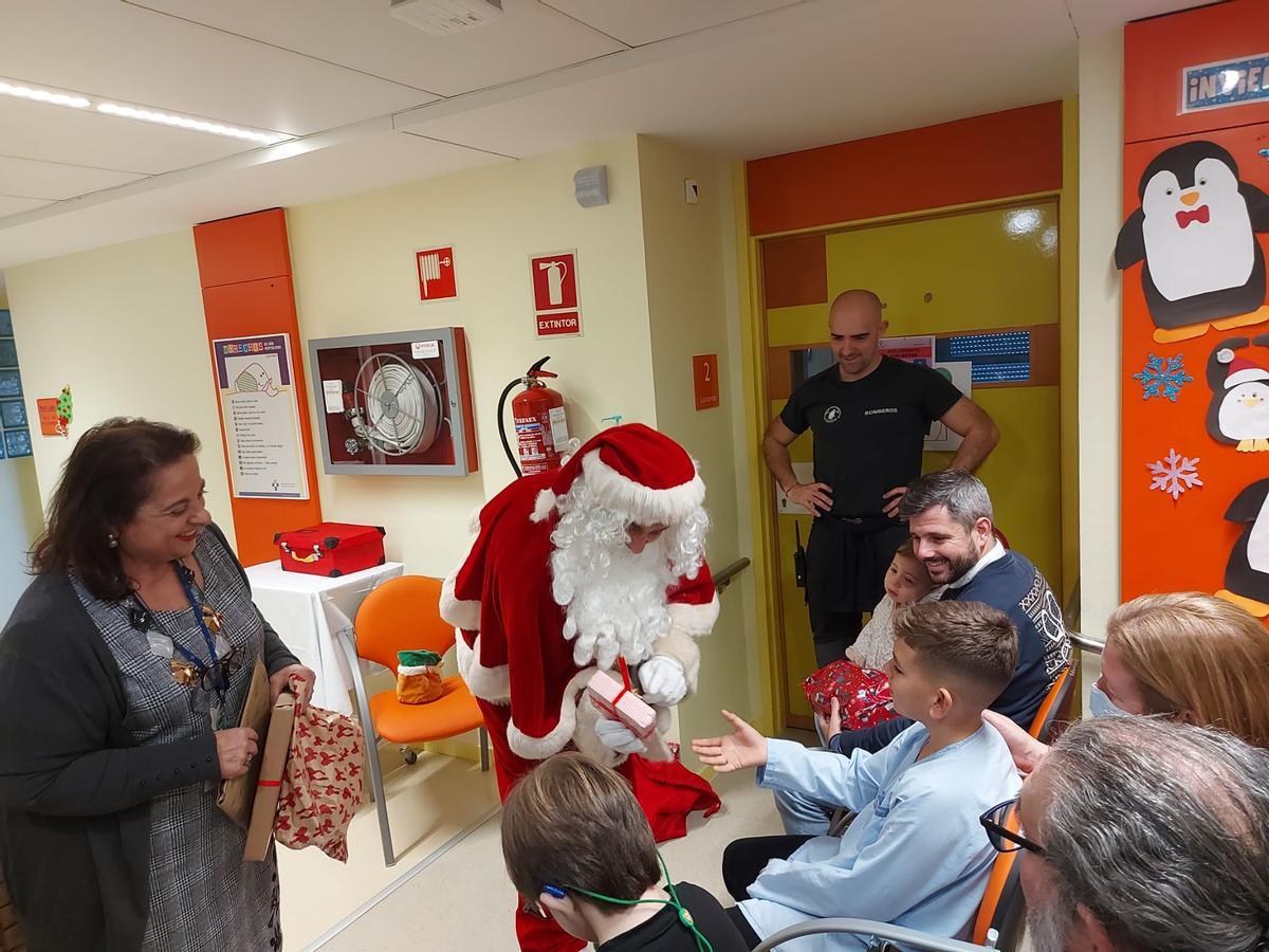 La visita de Papá Noel al Hospital de Cabueñes de Gijón, en imágenes