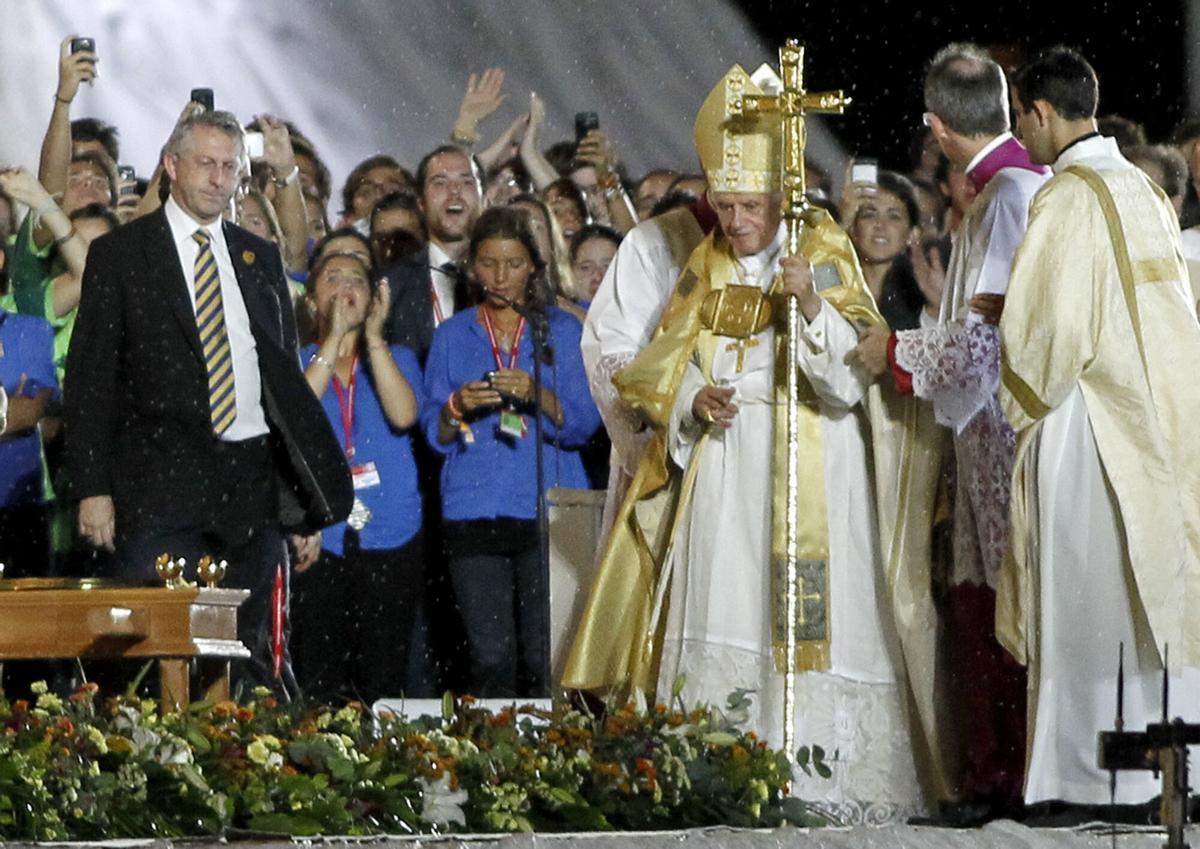 Madrid. 20.08.11. Acto del Papa Benedicto XVI en Cuatro Vientos. Vigilia. FOTO: JOSE LUIS ROCA. PAPA BENEDICTO XVI , JOSEPH RATZINGER , VIAJES , VISITAS , VIAJE VISITA ESPAÑA , 18 A 21 AGOSTO 2011 , RELIGION , CATOLICISMO , IGLESIA CATOLICA , ENCUENTROS JOVENES CATOLICOS , JORNADAS MUNDIALES , JORNADA MUNDIAL DE LA JUVENTUD 2011 , JMJ 2011 , MADRID , VATICANO RELACIONES EXTERIORES ESPAÑA , 3 JORNADA , CEREMONIA AERODROMO CUATRO VIENTOS _ PUBLICADA EPC 21/08/2011 P 26 - 27 _ GENERAL, PLANO