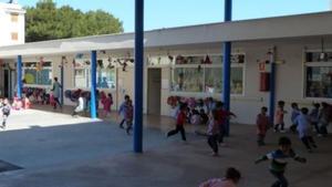 La Conselleria asegura que los profesores que vigilaban el patio nada podrían haber hecho para evitar la caída.