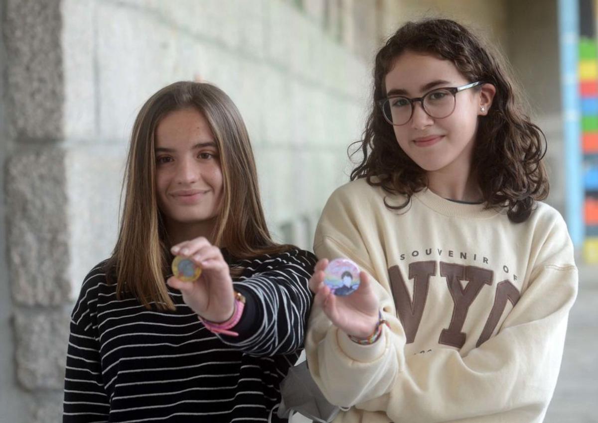 Vera e Carlota amosan as chapas cos seus deseños. | // NOÉ PARGA