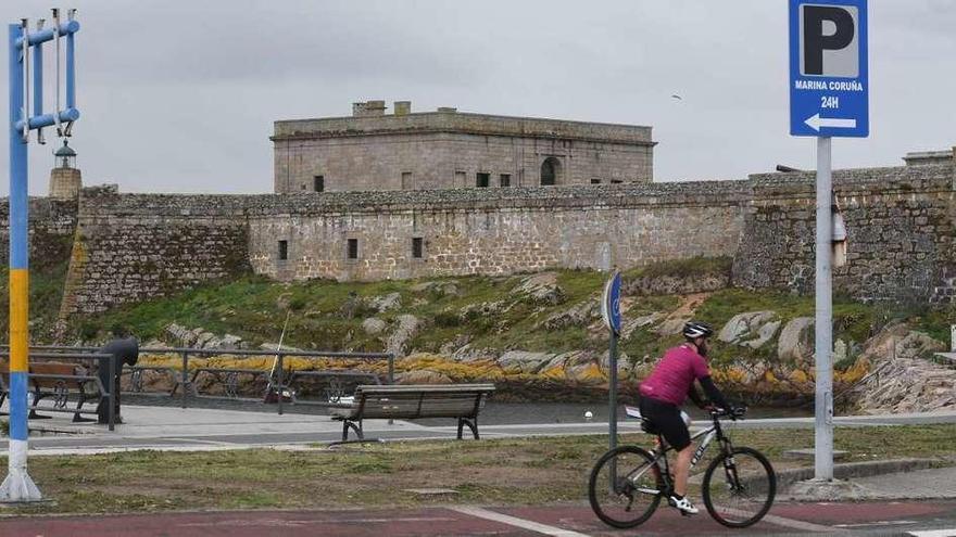 Vista del castillo de San Antón desde el paseo marítimo.