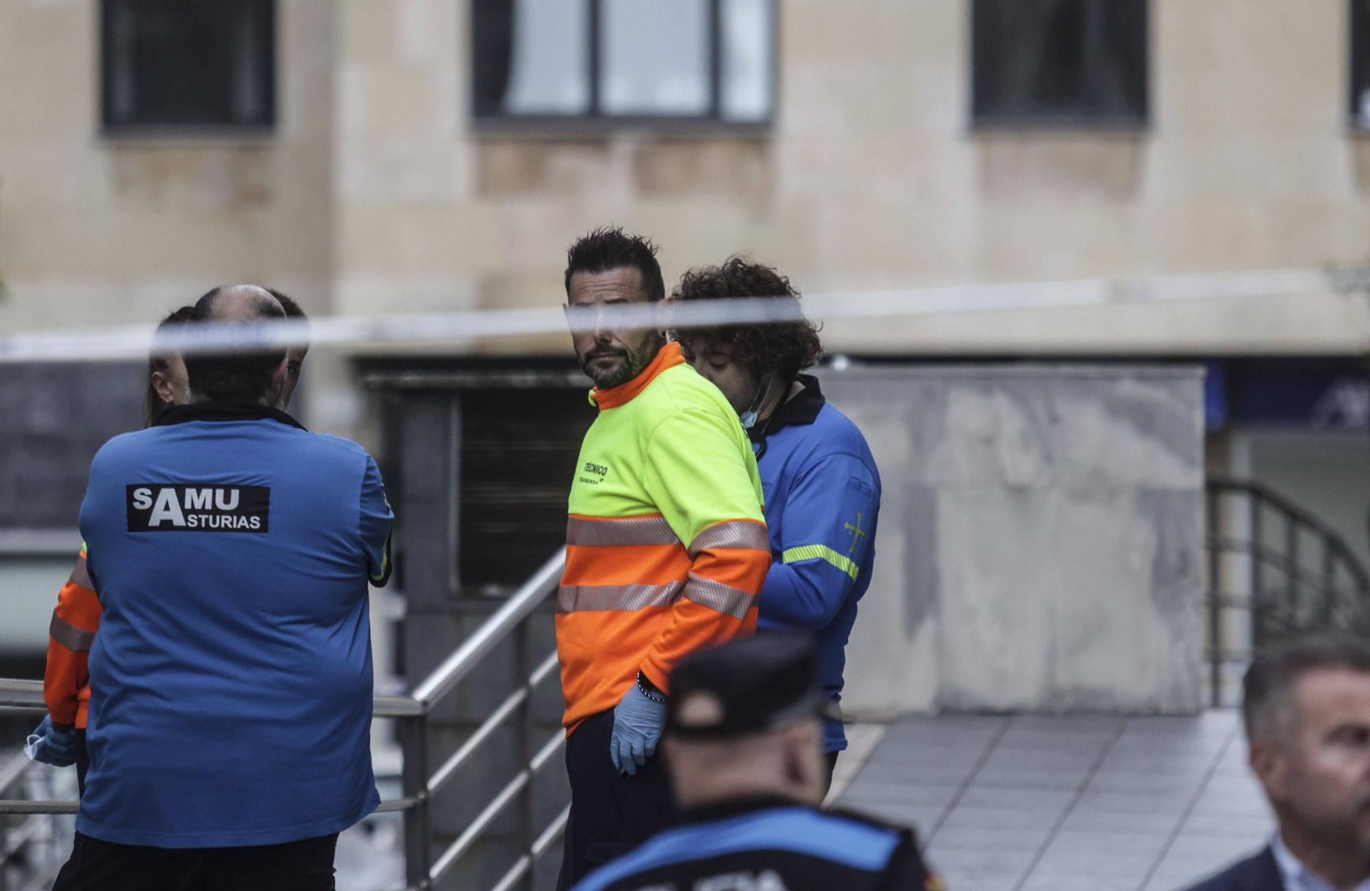 En imágenes: Conmoción en el ovetense barrio de La Ería por la muerte de dos gemelas de 12 años