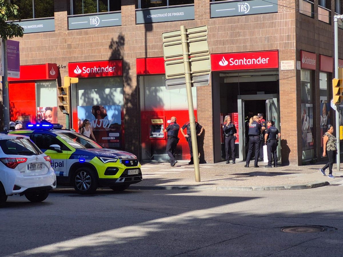 VÍDEO | Tres detinguts per intentar robar en una entitat bancària a Girona