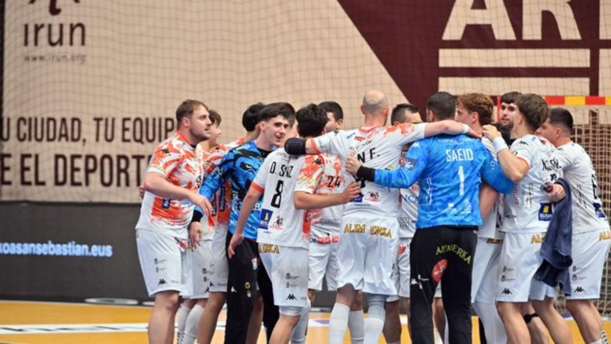 Jugadores del Ademar celebran el pase a las semifinales