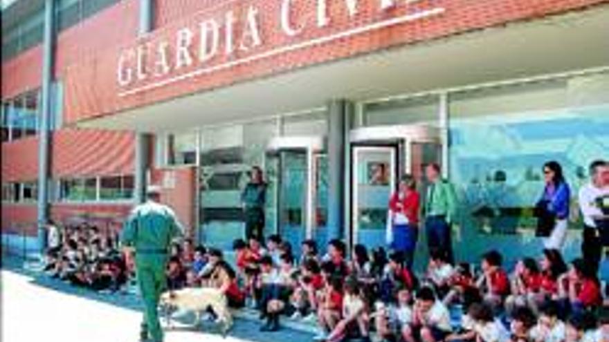 La Guardia Civil recibe al colegio Paideuterion