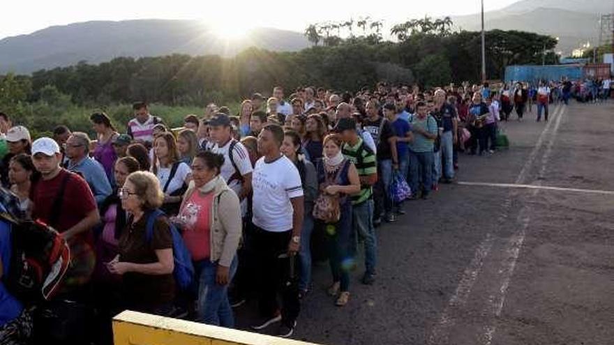 Centenares de venezolanos se dirigen hacia Colombia por el puente Simón Bolívar. // Efe