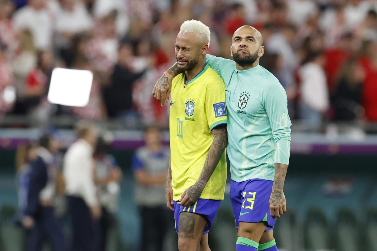 Neymar llora con Dani Alves, durante su eliminación en el Mundial de Qatar ante Croacia.