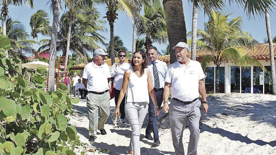 SimÃ³n BarcelÃ³ Tous, copresidente de BarcelÃ³, y Juan Antonio Montes, director general en Cuba, con gorra, con la ministra Reyes Maroto.