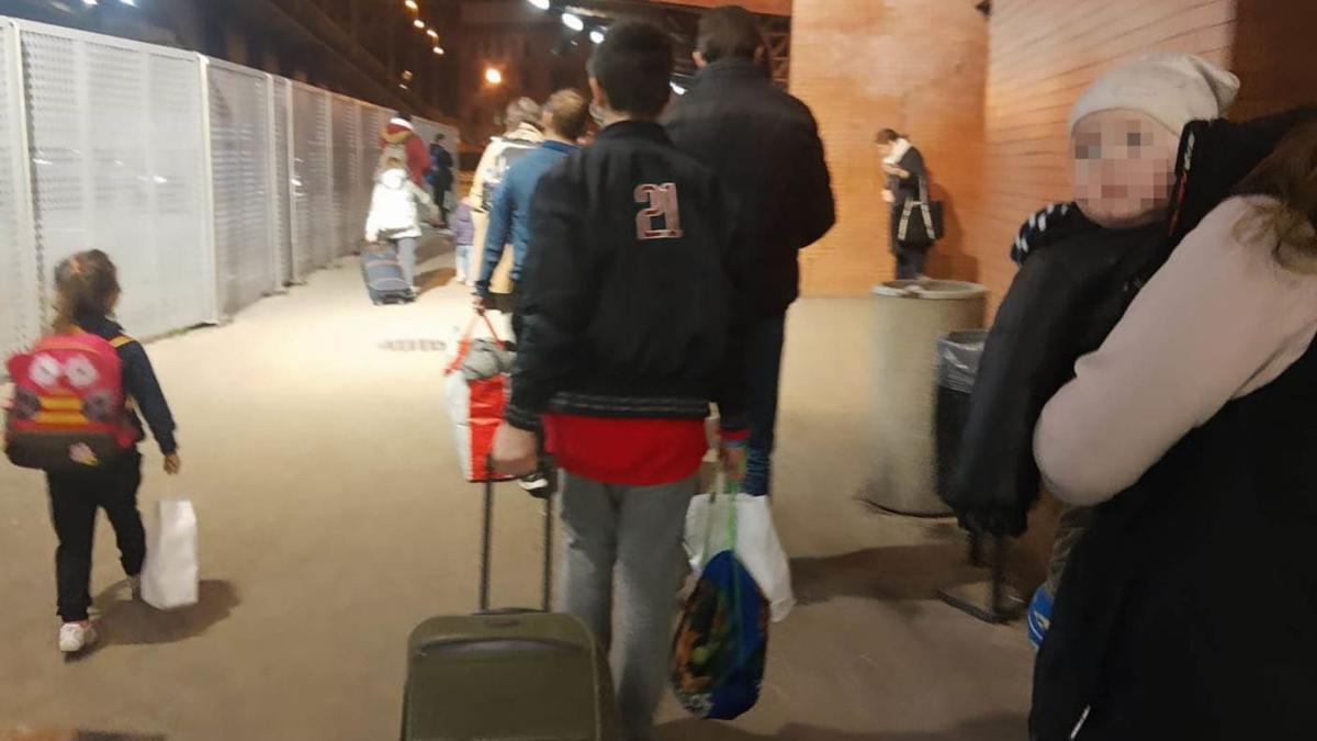 La familia sale de la estación de Atocha el domingo por la noche. | Araceli Saavedra