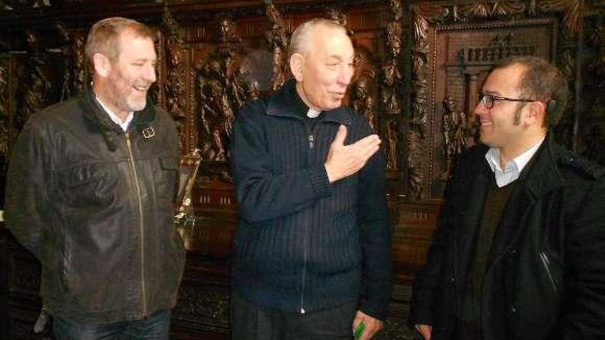 Rafael Sánchez, Ricardo García y Suso Vila, en la sacristía.  // E.G.