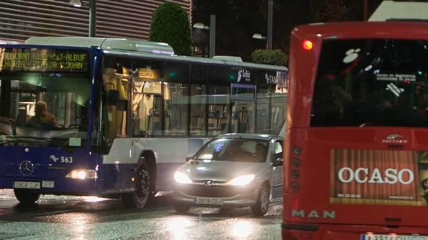 Un autobús urbano y uno interurbano se cruzan en la ciudad, en una imagen de archivo.