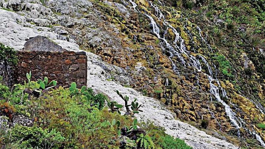 mancha blanca sin vegetación generada por las aguas de riego que se lanzan ladera abajo.