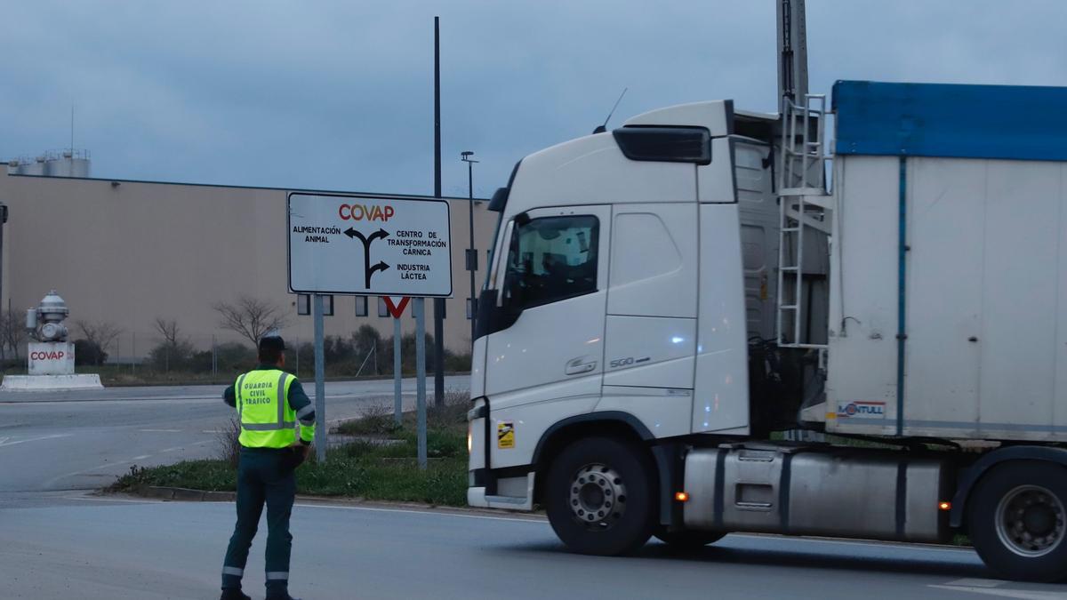 Un guardia civil del dispositivo de escolta a los convoyes con materias primas para Covap.