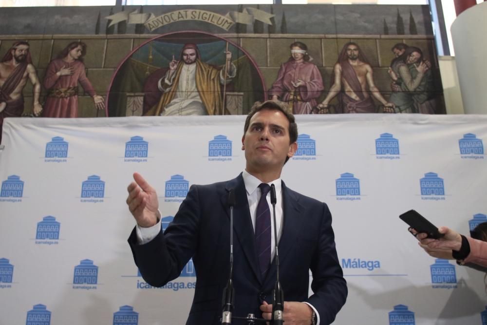 El líder nacional de Ciudadanos ha sido premiado por los abogados de Málaga con el 'World Peace and Liberty Award', un galardón que ha recibido de la mano del decano Francisco Javier Lara.