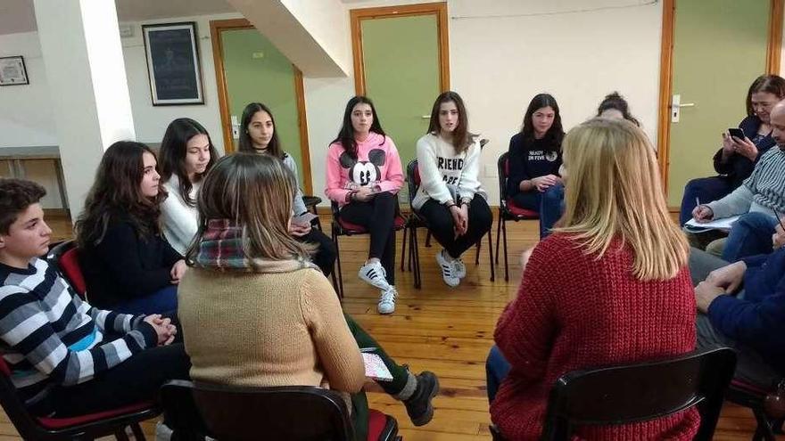 Alumnos del IES de La Corredoria, en la reunión que mantuvieron ayer con los concejales, a la derecha.