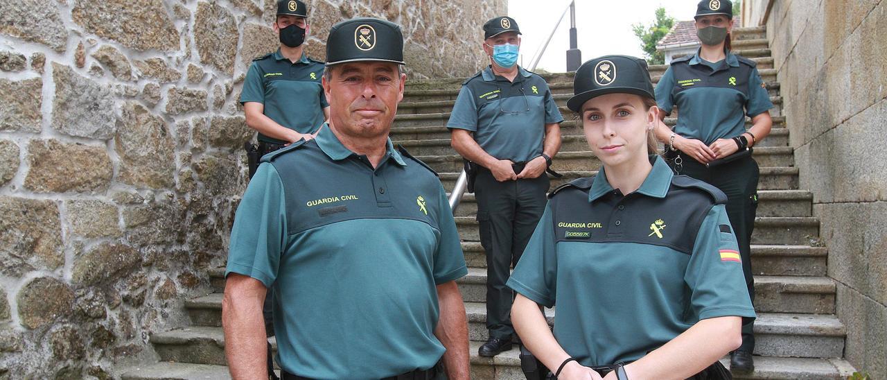 Adriana Rial Justo, junto a su padre Antonio Rial Padrón, y otros compañeros guardias. // IÑAKI OSORIO