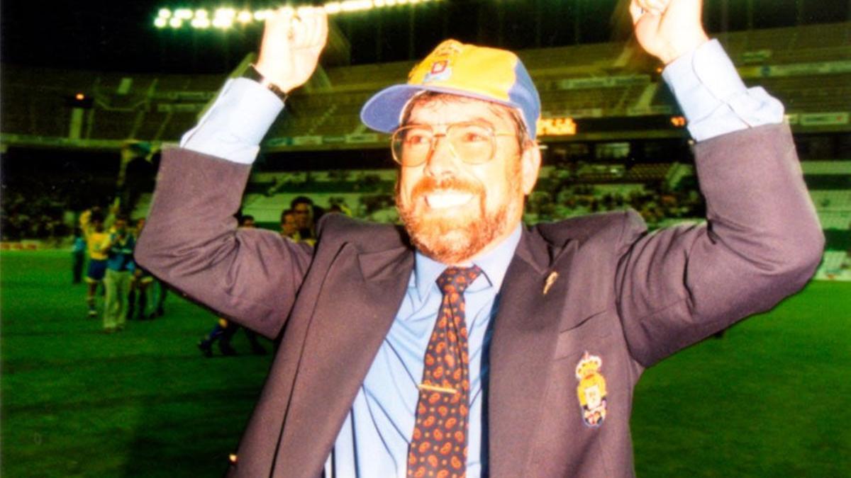 Pacuco Rosales, en 1996, en el Martínez Valero, tras conquistar el billete a Segunda, en el etiquetado como ascenso del pueblo.
