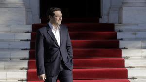 El primer ministro griego, Alexis Tsipras, espera la llegada del presidente palestino, Mahmud Abás, antes del comienzo de su encuentro en Atenas, el 21 de diciembre. 